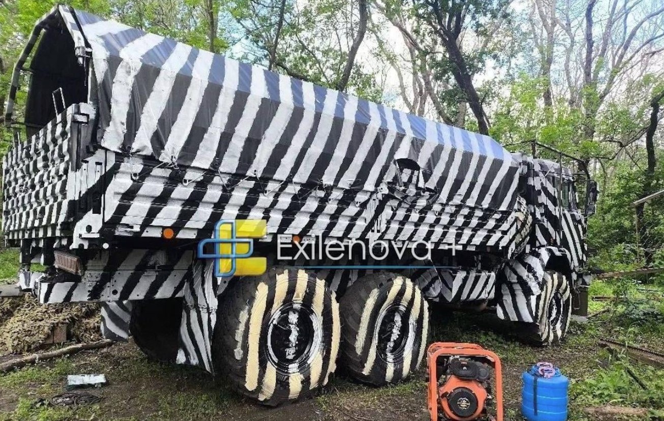 Окупанти почали фарбувати техніку "під зебру": експерти пояснили, що це не для маскування Окупанти почали фарбувати техніку "під зебру": експерти пояснили, що це не для маскування
